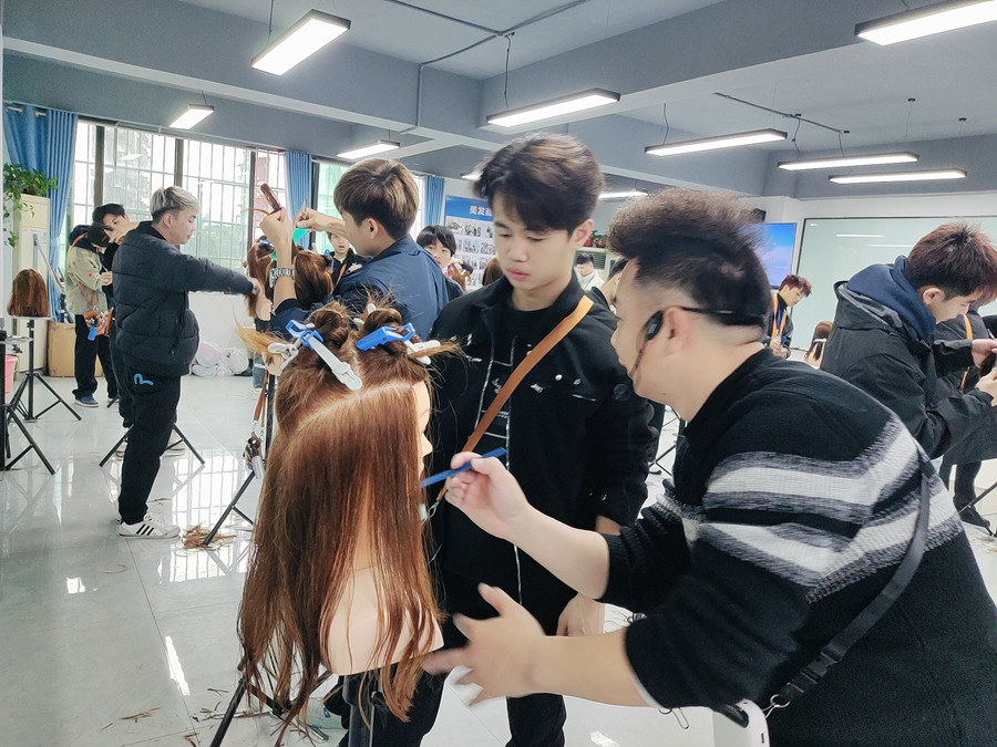 南寧剪女發(fā)哪里時尚？南寧哪里可以學剪女？