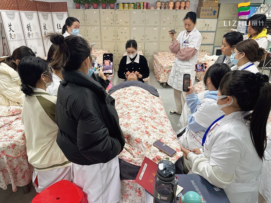 廣西皮膚管理專業(yè)教學：面部撥筋常用技法