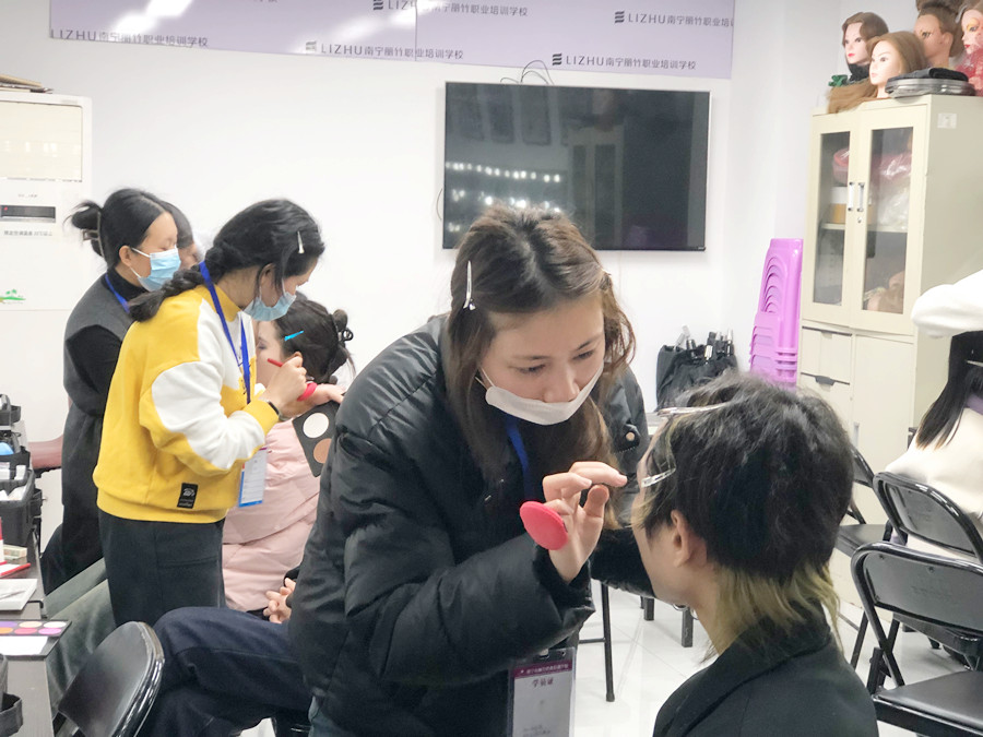 廣西化妝基礎(chǔ)短期：零基礎(chǔ)學(xué)化妝入門(mén)學(xué)什么？