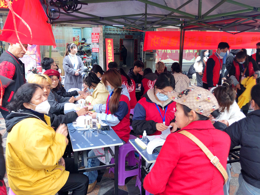 美甲活動(dòng)免費(fèi)，南寧美甲造型專業(yè)學(xué)校開啟“學(xué)雷鋒月”