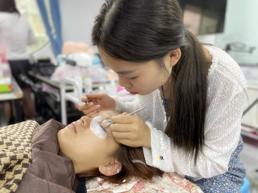 南寧美睫培訓(xùn)一對(duì)一：接完美睫的后續(xù)工作