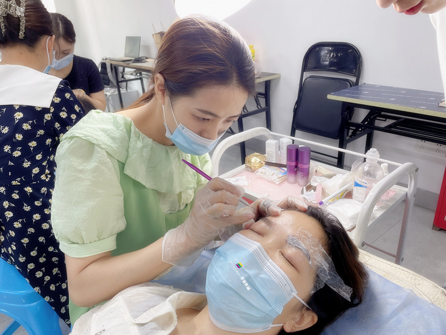 南寧教紋繡：如何掌握紋繡上色的時間？