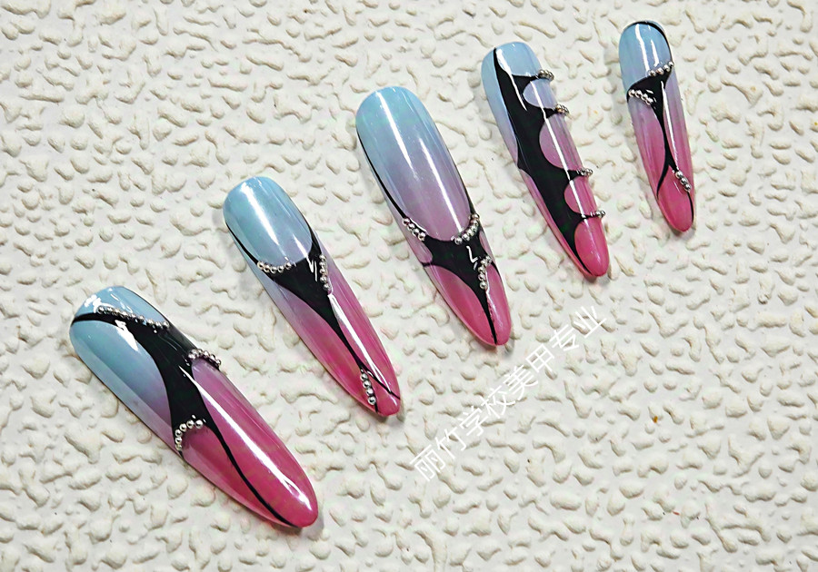  漸變線條美甲，廣西美甲學(xué)院實(shí)訓(xùn)作品