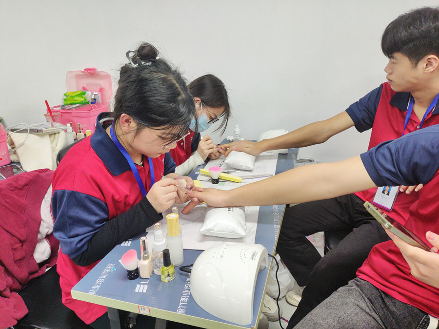 南寧學(xué)美甲的年齡限制？南寧學(xué)美甲去哪里？