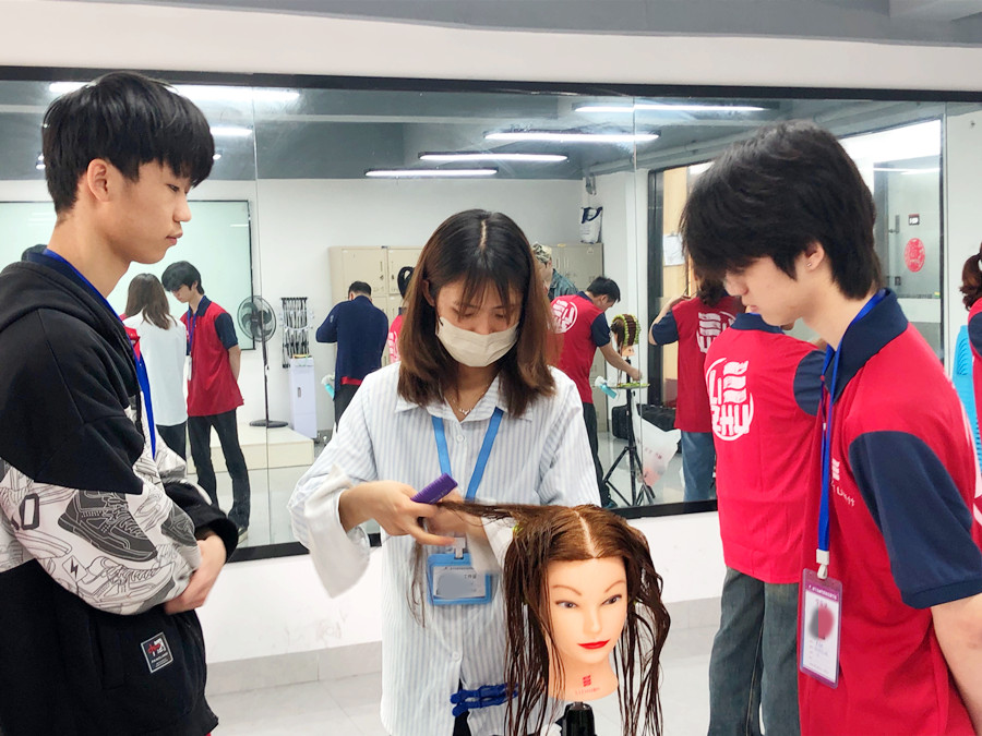 標(biāo)準(zhǔn)杠練習(xí)重點(diǎn)，南寧花式燙發(fā)學(xué)校解析