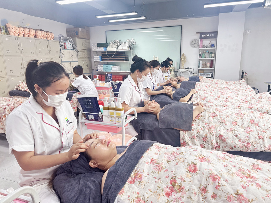 如何使用面霜進(jìn)行面部按摩？南寧教面部按摩