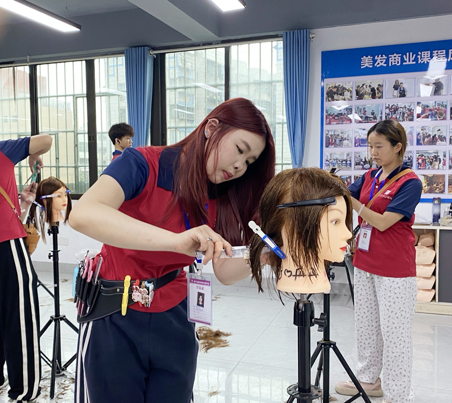 幼態(tài)臉選發(fā)型的關(guān)鍵，南寧剪發(fā)造型女士教學(xué)