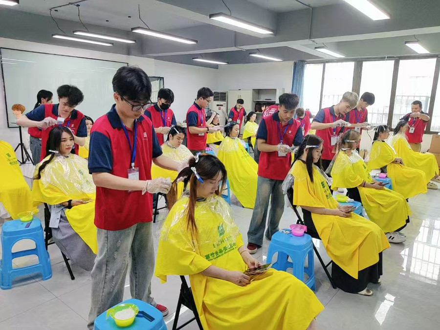 南寧燙染技師學校 | 南寧學染發(fā)