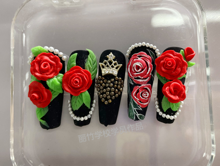 輕奢玫瑰雕花美甲，南寧美甲學(xué)校學(xué)員作品