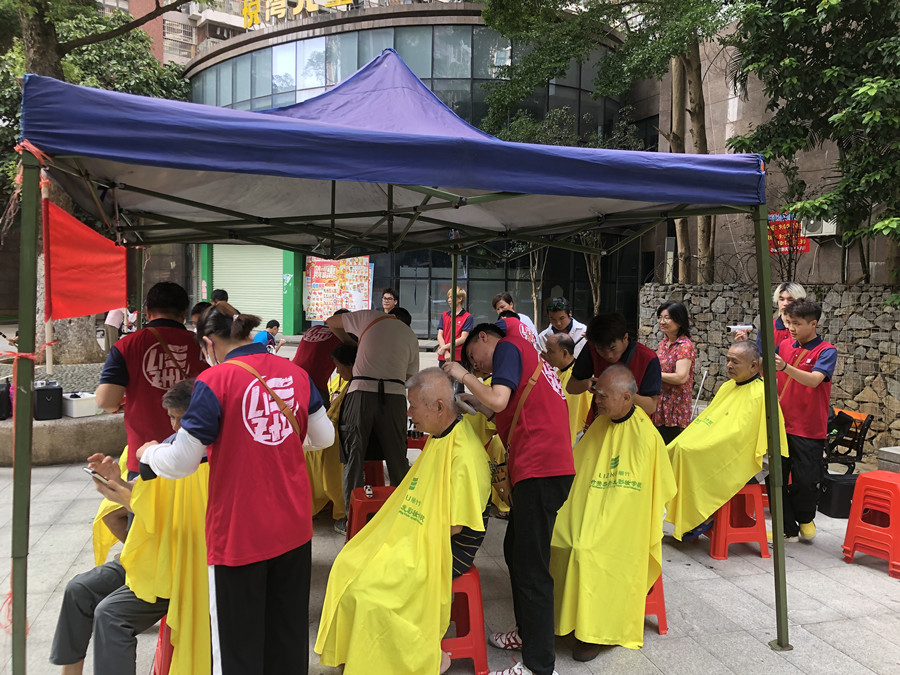 廣西美發(fā)職業(yè)學(xué)校開(kāi)展“學(xué)雷鋒”免費(fèi)理發(fā)活動(dòng)。