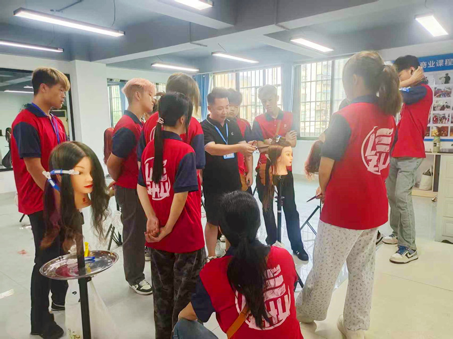 高層次鎖骨發(fā)的特點(diǎn)，0基礎(chǔ)學(xué)剪發(fā)