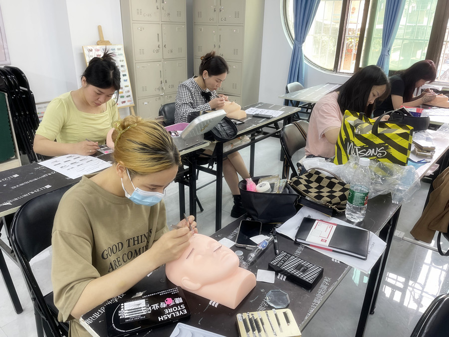 睫毛的基礎(chǔ)知識(shí)，南寧美甲培訓(xùn)正規(guī)講解