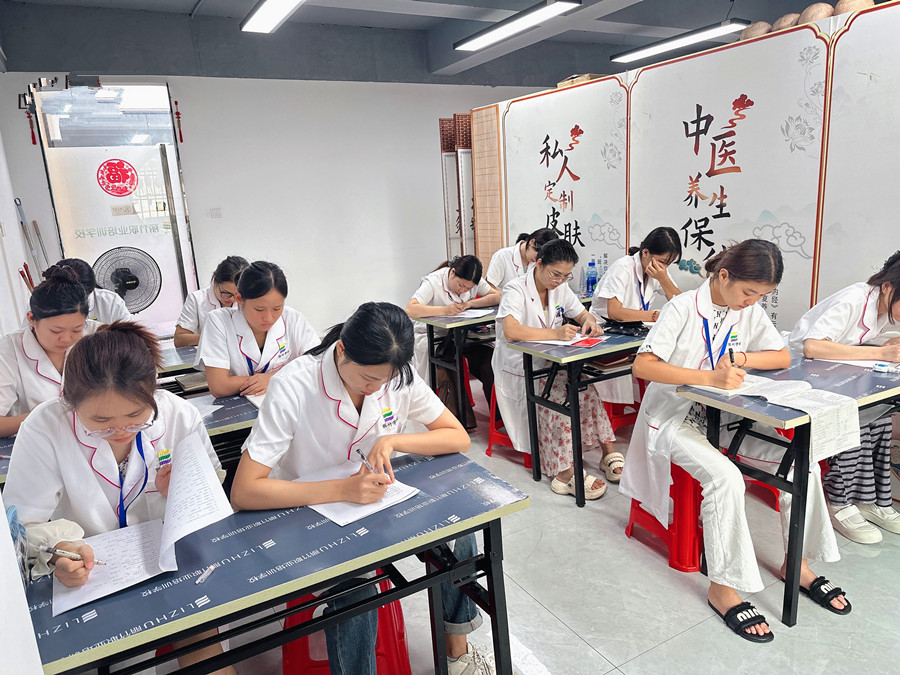 南寧美容課堂花絮：學(xué)習(xí)理論知識的美好時光