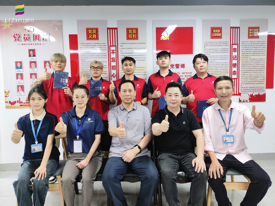 廣西美發(fā)學(xué)校畢業(yè)，校長(zhǎng)頒發(fā)證書(shū)寄祝福