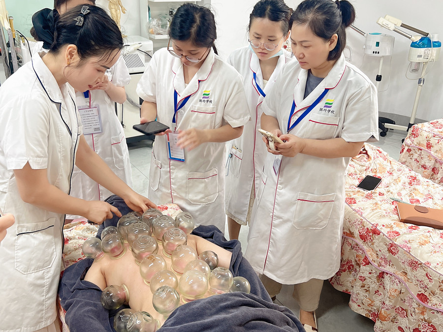 廣西美容真人實(shí)操，解鎖背部拔罐新技能