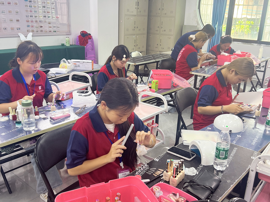 新手打磨甲片的技巧，南寧美甲訓(xùn)練