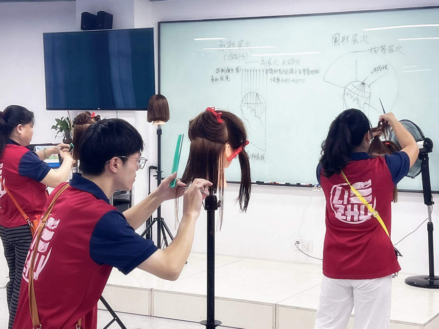 圓形層次修剪是什么？廣西美發(fā)造型學校為你解答