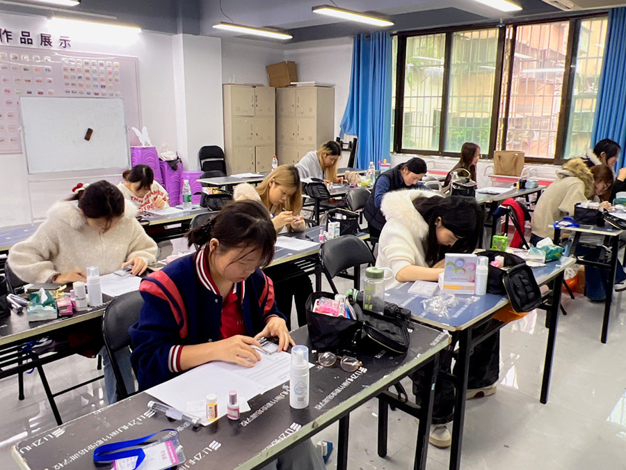 學美甲零基礎，南寧美甲美睫學校