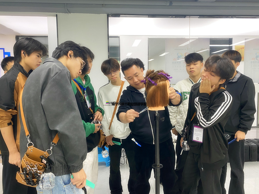 圓形層次修剪，廣西剪發(fā)技術(shù)學(xué)校