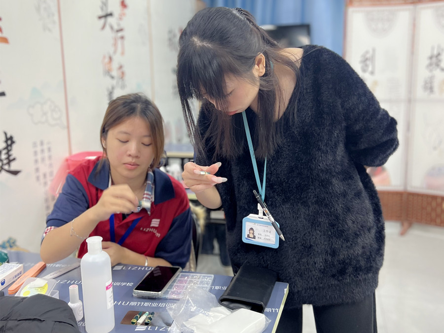 輕奢綠色貓眼美甲，南寧專業(yè)美甲學(xué)校學(xué)員作品