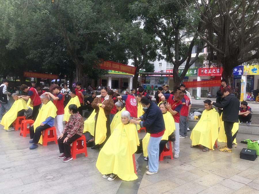 南寧美發(fā)學(xué)校外出實(shí)踐活動(dòng)，檢驗(yàn)學(xué)員技術(shù)能力