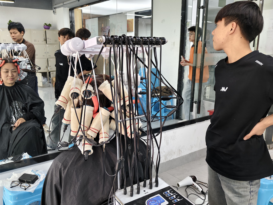 專業(yè)燙發(fā)的前后對比，南寧美發(fā)燙染實(shí)訓(xùn)課堂