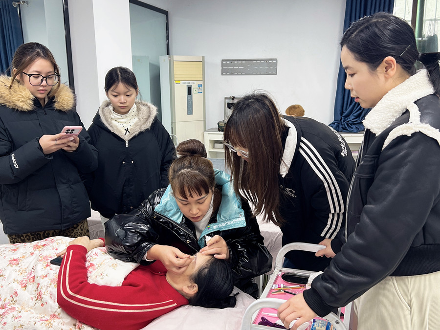 在南寧學(xué)紋繡，解鎖美業(yè)新技能