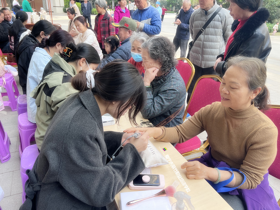 南寧美甲學(xué)校公益活動，一場有意義的外出教學(xué)