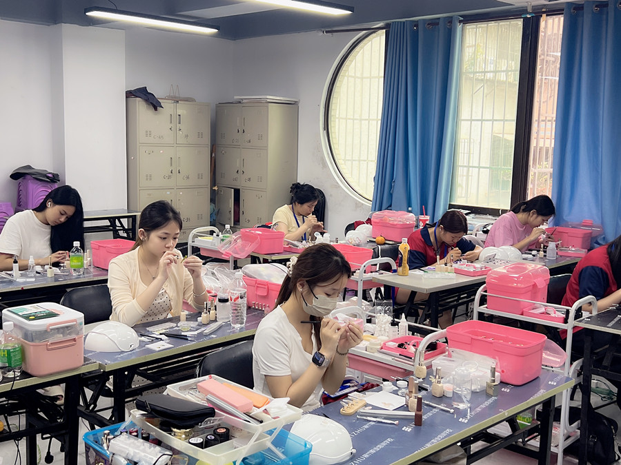 零基礎(chǔ)學(xué)美甲，從手忙腳亂到從容下筆